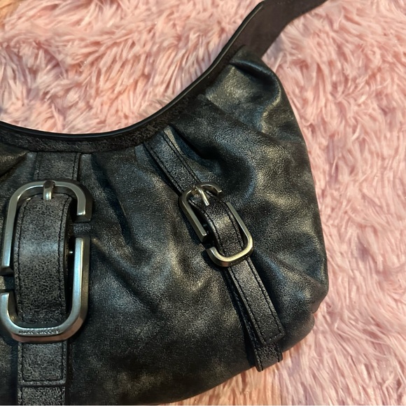 Marc Jacobs
The Distressed Buckle J Marc Crescent bag - Picture 4 of 12